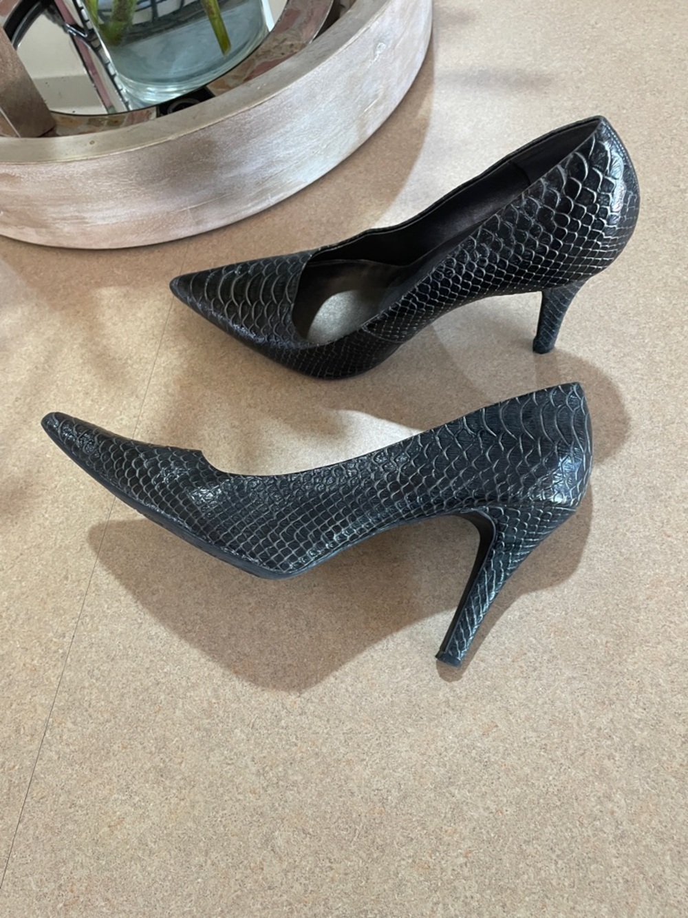 Kenneth Cole Reaction Dark Grey Croc-Embossed Pointed Toe Pumps - Picture 4 of 4